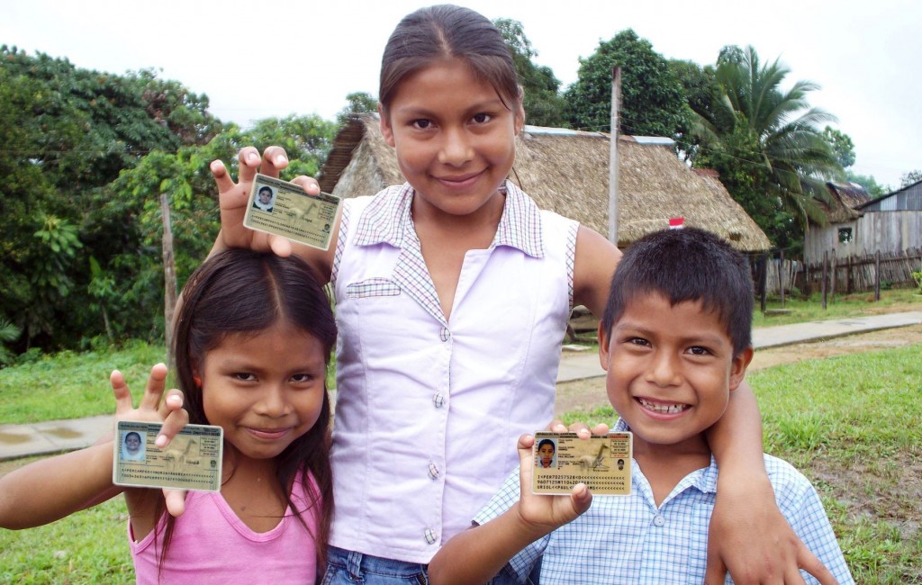 Niños de comunidades indígenas amazónicas acceden a sus documentos nacional de identidad.