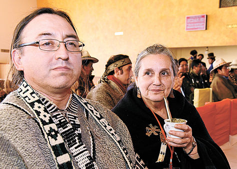 Entrevista. Mónica Quezada (der.) posa junto a otro representante del pueblo mapuche en el COE, La Paz. Pedro Laguna.