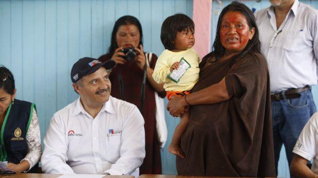 Ergilia Rengifo, viuda del líder indígena Jorge Ríos, con el ministro de Vivienda, Francisco Dumler.