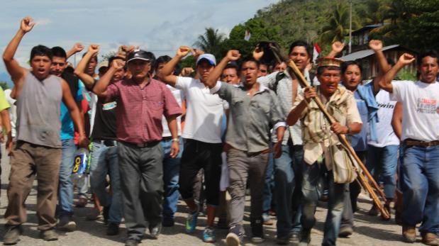 La medida de fuerza se desarrolla en la comunidad nativa de Marankiari, donde sostienen una reunión los dirigentes antes de ir en caravana al puente Huacará, en La Merced. (Foto: Junior Meza)