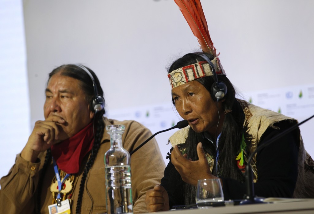 Líderes de las comunidades indígenas Záparas de la región amazónica del Ecuador, participan en una conferencia entorno a la Cumbre del Clima que se llega al cabo en Le Bourget, París, Francia, hoy martes 1 de diciembre de 2015.- (AP Photo/Christophe Ena) 