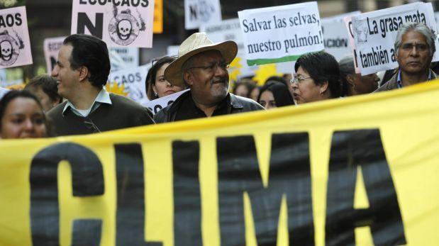 Activistas y organizaciones sindicales y rurales de América Latina se oponen a las políticas extractivas. Muchos protestaron en el marco de la COP21 de París. (Foto: Reuters)