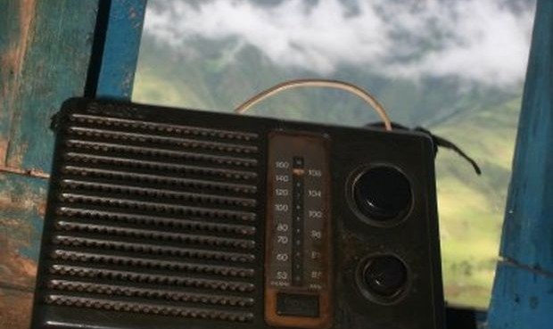 La radio es el principal medio de comunicación de los pueblos nativos. Foto: La República