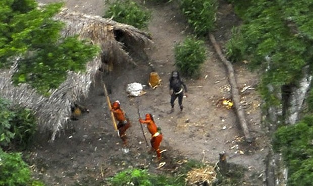 En pie de guerra. Indígenas no contactados amazónicos.