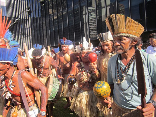 Indígenas brasileños durante una protesta en demanda de que se cumplan sus derechos como pueblos originarios, en la ciudad de Río de Janeiro. Crédito: Mario Osava/IPS.