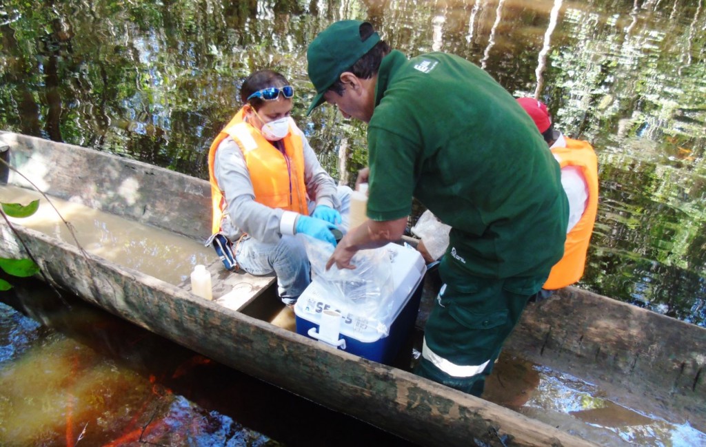 ANA realiza monitoreo de la calidad del agua del río Morona, en Loreto, afectado por derrame de petróleo.