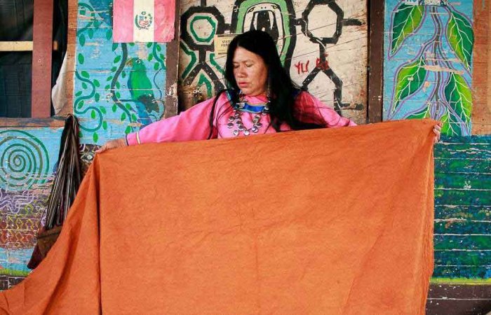 1La maestra Olinda Silvano muestra una de sus obras. Ella abandonó su comunidad y, a través de sus trabajos, difunde en Lima su cultura ancestral. Foto: Ángel Chávez