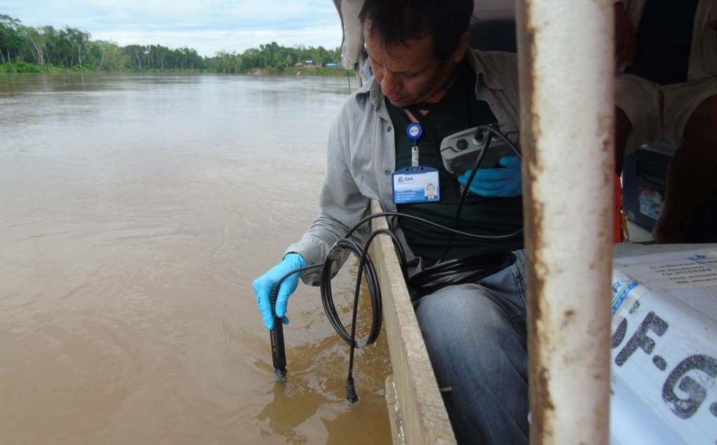 La Autoridad Nacional del Agua toma muestras de agua en zona de derrame, en Loreto. Foto: ANDINA
