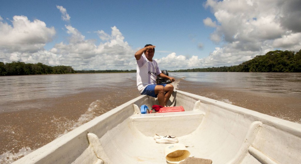 Juan navega en el inmenso río Napo y comenta que la explotación petrolera ha sido beneficiosa para su comuna, Puerto Miranda, en Ecuador. ESTEFFANY BRAVO S.