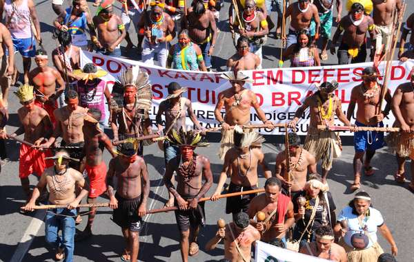 Protesta de indígenas brasileños en Brasilia, la capital federal del país. © Alan Avezedo/MNI