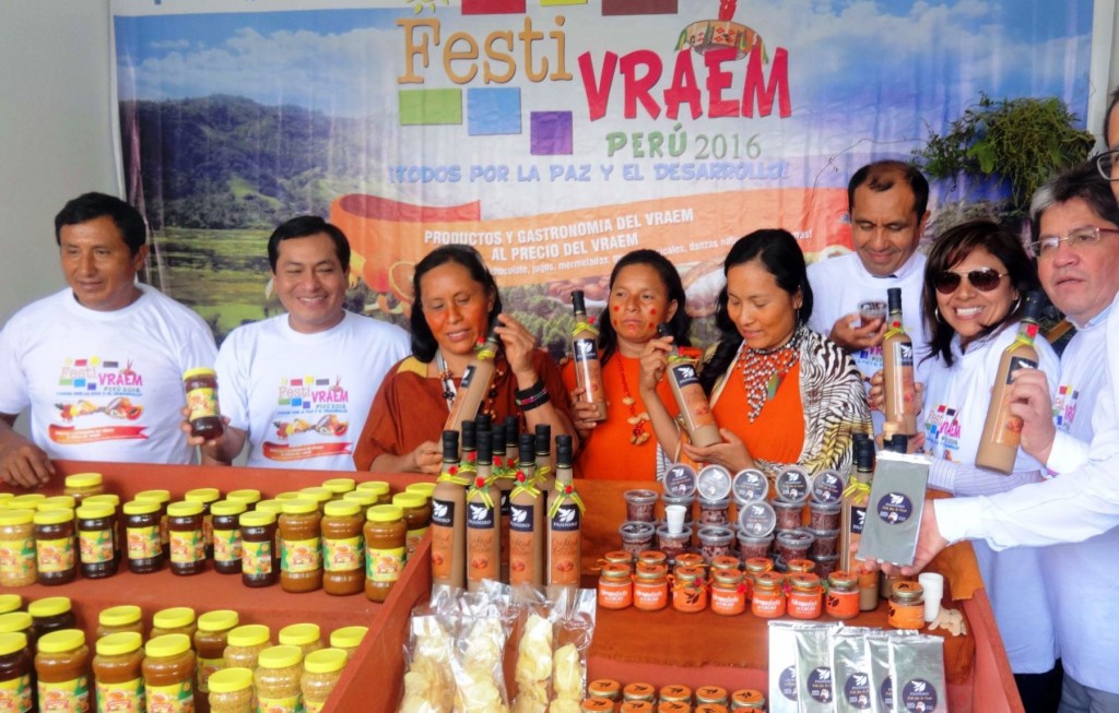 Nomatsigengas productoras de cacao del distrito de Río Tambo, en Satipo, atraen interés de comerciantes tras participar en Festivraem. Foto:  ANDINA