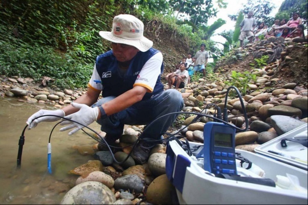 Personal de la Dirección General de Salud (Digesa) del Minsa toma muestras de agua en la zona afectada por el derrame de petróleo en el Oleoducto Norperuano, en la provincia del Datem del Marañón, región Loreto.