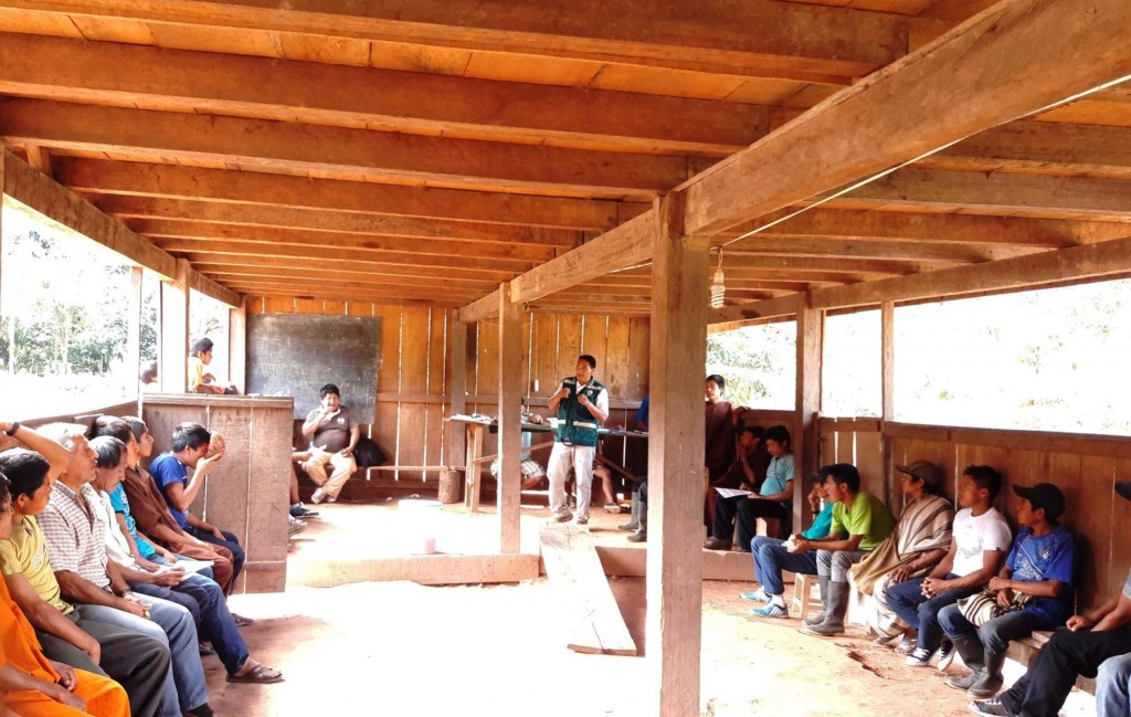 Especialistas del Serfor capacitan en manejo forestal comunitario a indígenas asháninkas, en Junín.