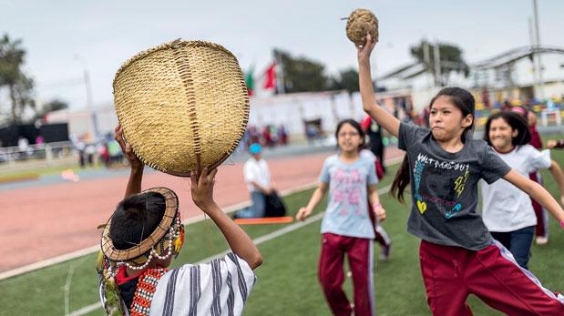 Escolares de Lima hacen equipo con niños de la etnia nomatsiguenga de Pangoa para disfrutar de este juego. La pelota es de hojas secas de plátano. (Foto: Fidel Carrillo)