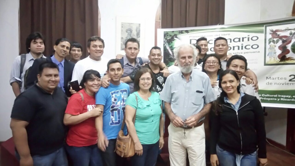 Alberto Chirif con parte del público que asistió a la presentación de su libro en Iquitos, el martes último. Foto: CAAAP.