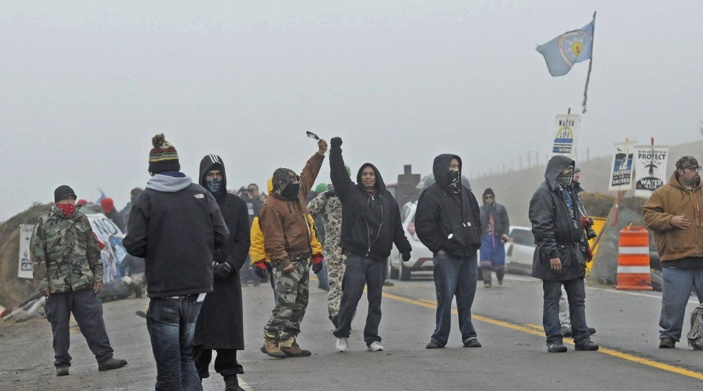 Manifestantes en una carretera de la zona donde se pretende construir el oleodcuto en Standing Rock, Dakota del Norte. TOM STROMME (AP)