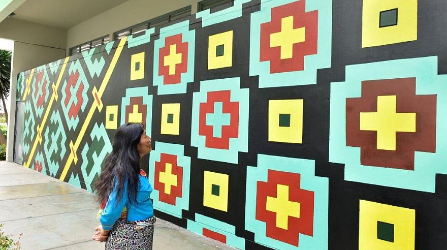 Los artistas del Centro de Investigación y Taller Gráfico Shipibo-Konibo pintaron este mural de diseño Kené en San Isidro.