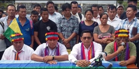 Representantes de la comunidad indígena afectada