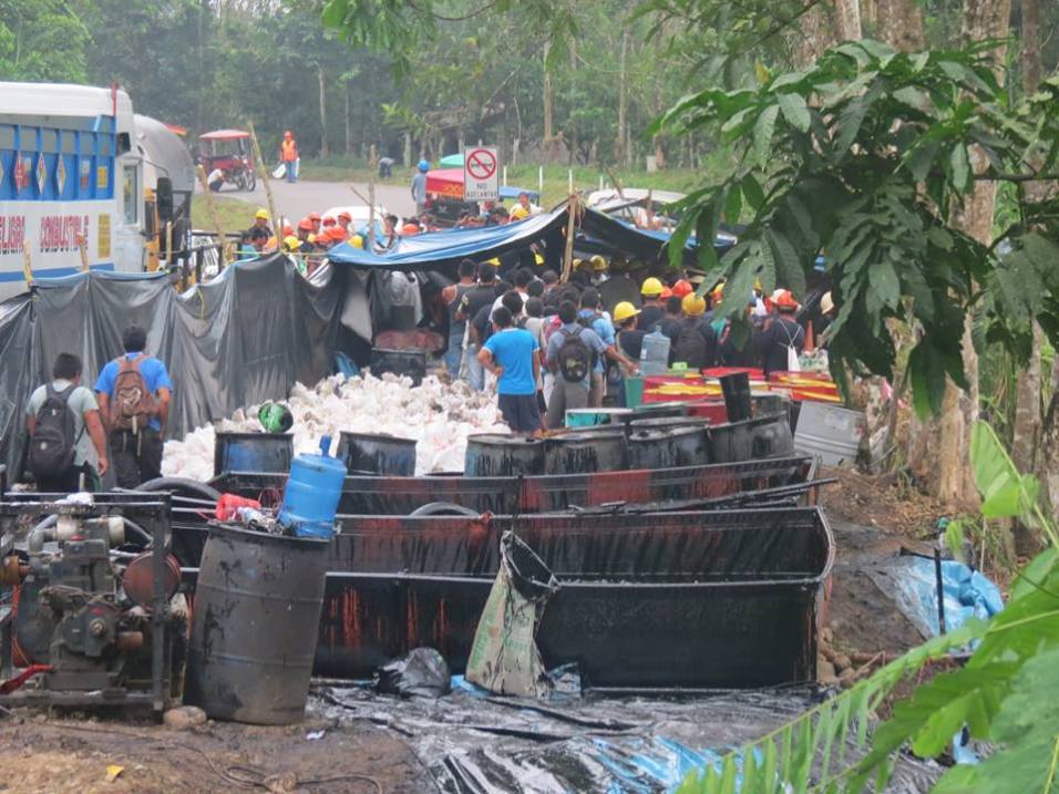 Enero de 2016. Derrame en Chiriaco, distrito de Imaza. Contenedores para el petróleo al lado de la carretera. Foto: Jerson Danducho /CAAAP Amazonas