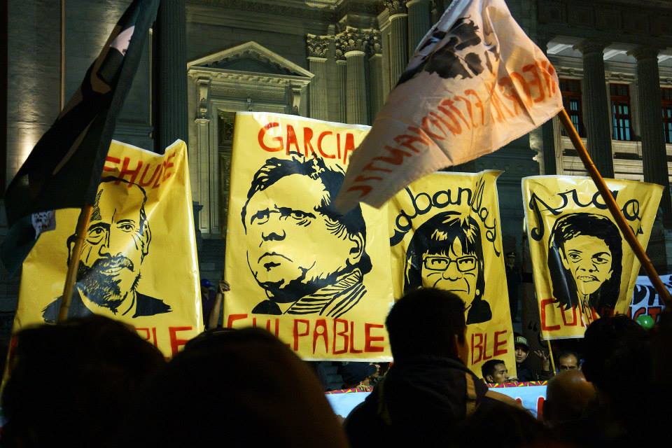 Alan García y ministros sindicados como responsables directos de los hechos ocurridos el 5 de junio de 2009. Manifestación en los exteriores del Palacio de Justicia. Foto: Lo Justo