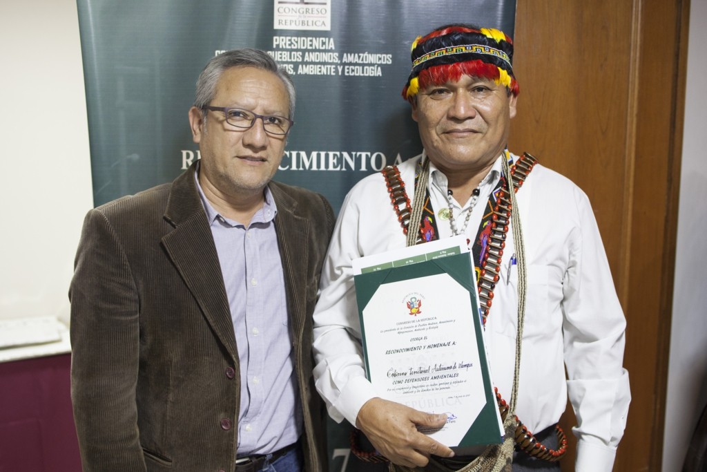 Ismael Vega, director del CAAAP, y Wrays Pérez, presidente del GTANW, tras la premiación