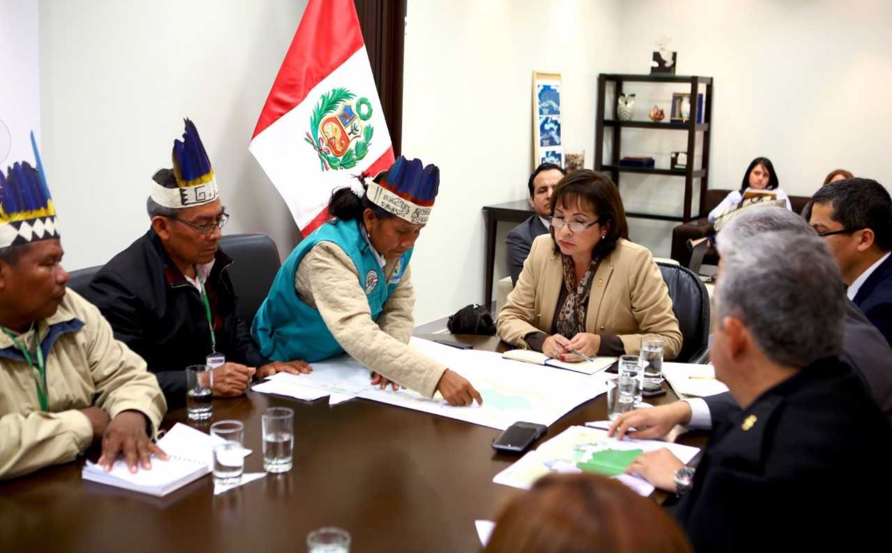 Ministra del Ambiente, Elsa Galarza, en reunión con líderes de comunidades de Loreto. Foto: ANDINA.