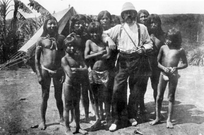Robuchon, explorador contratado por el cauchero Arana, con indígenas uitotos en la zona del Putumayo. (Foto del libro Imaginario e imágenes de la época del caucho).