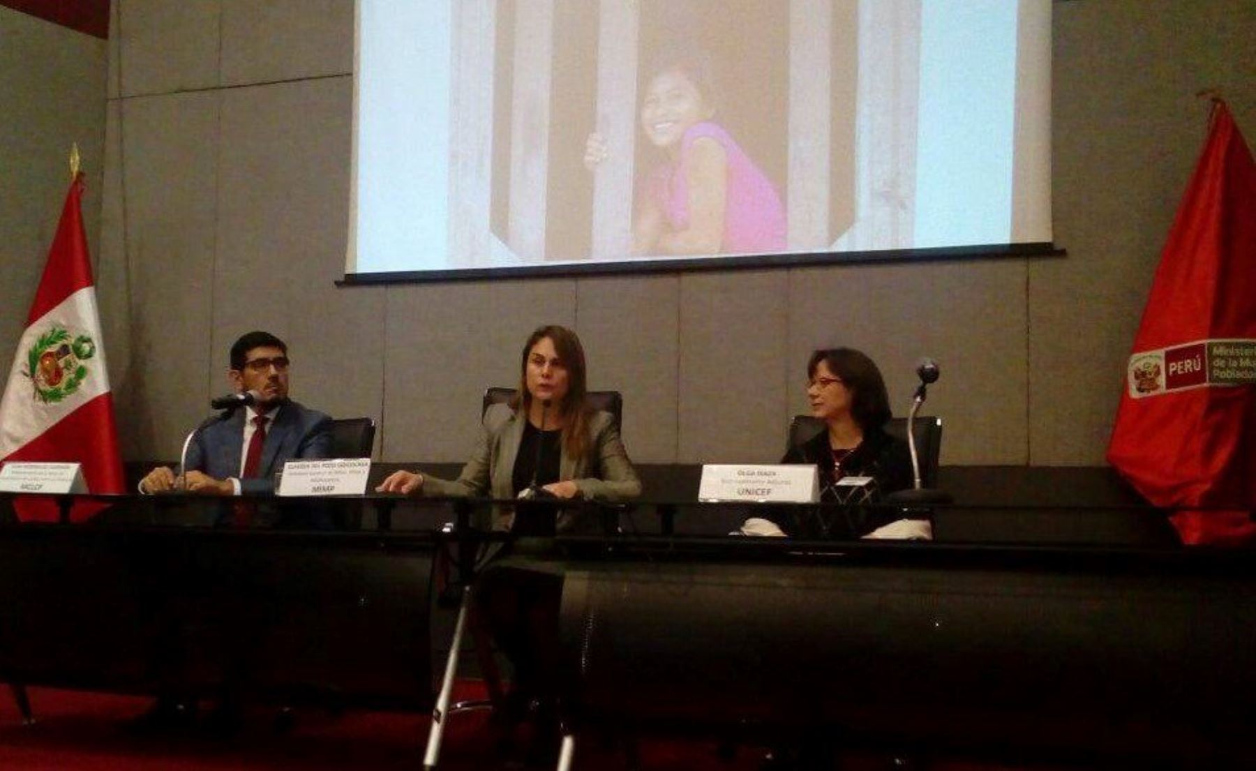 Juan Rodríguez, Claudia del Pozo y Olga Isaza en la presentación de análisis. Foto: Difusión