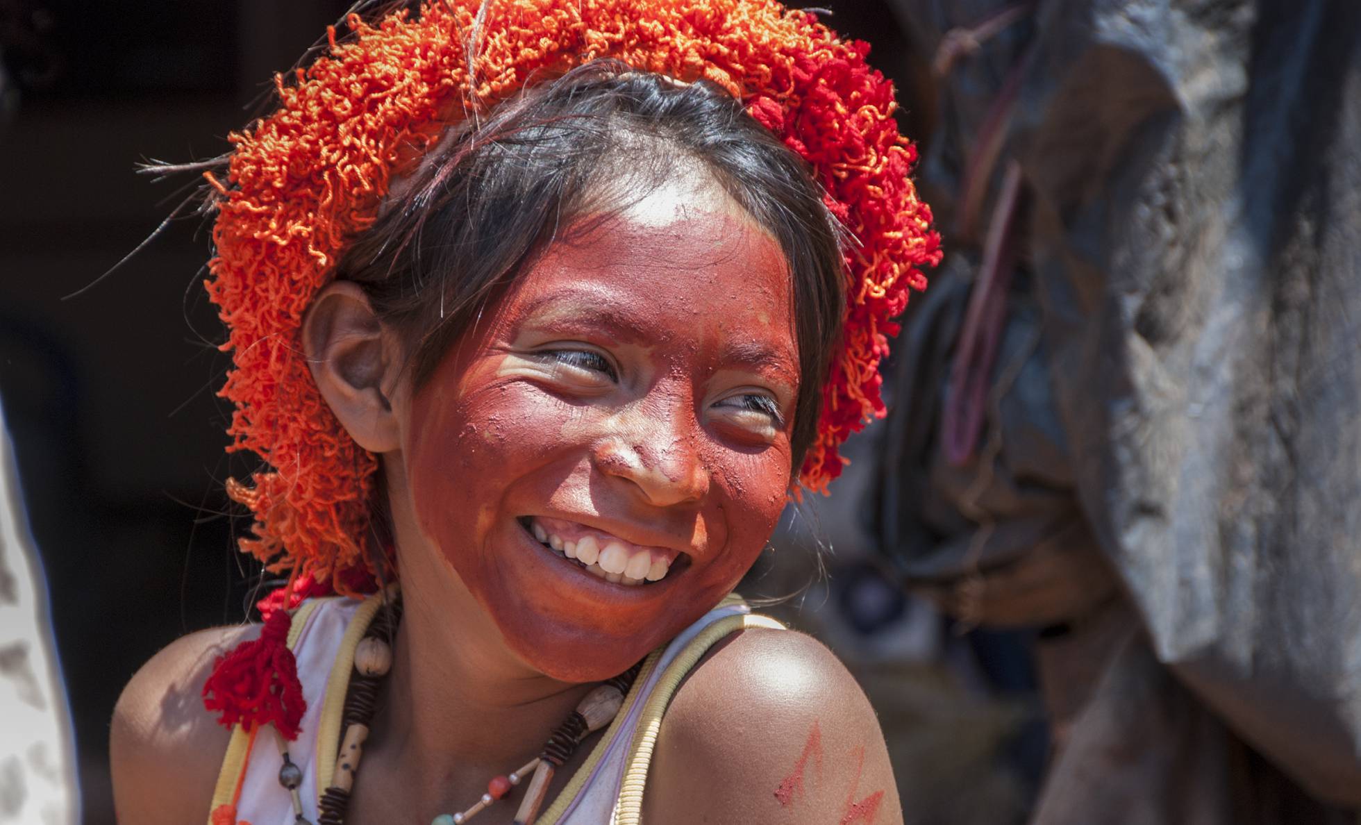 Una joven guaraní con su rostro pintado de rojo, Brasil. Foto: SURVIVAL INTERNATIONAL