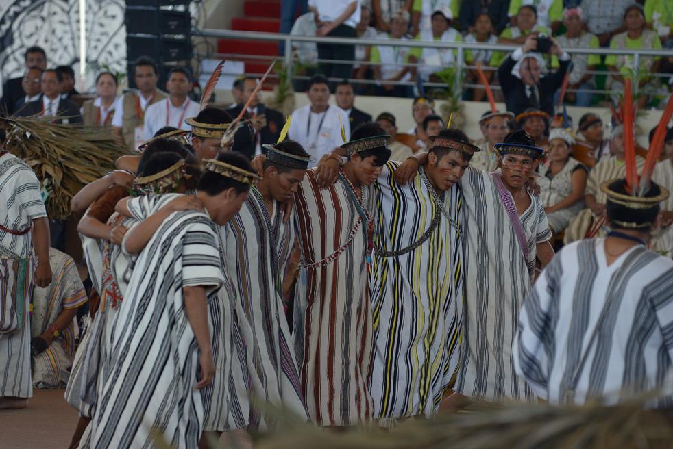 Jóvenes del pueblo Asháninka danzando en la presentación del Papa Francisco en el Coliseo Madre de Dios de Puerto Maldonado, el pasado 19 de enero. Foto: Miguel Arreátegui Rodríguez
