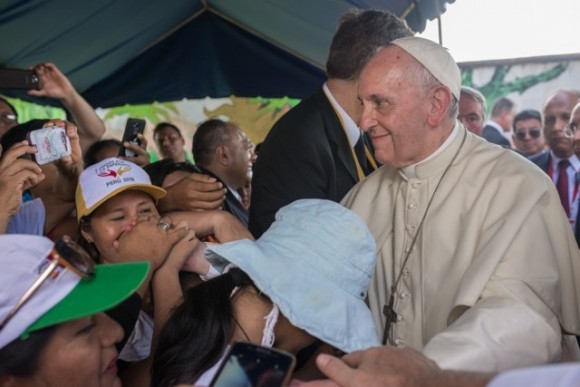 Papa Francisco en su visita a la casa hogar "El Principito" en Puerto Maldonado. Foto: Miguel Arreátegui