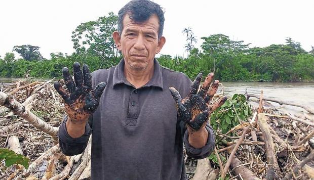 El río no se mancha. Habitante de El Porvenir muestra manos después de tocar las aguas del Pastaza. (USI)