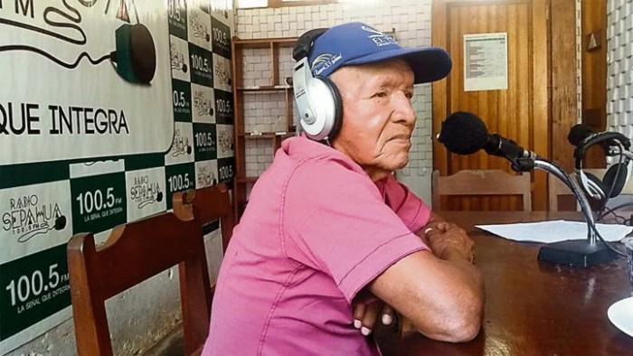 VÍCTIMA. José Piño, de la etnia amahuaca, conduce un programa de radio en lenguas étnicas. La Ley Mulder haría quebrar la radio desde la cual se emite.