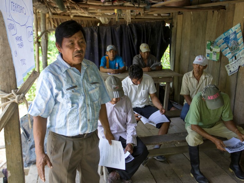 Apu Rusber Castornoque en un taller sobre territorio en la comunidad de Tarapacá. Foto: CAAAP