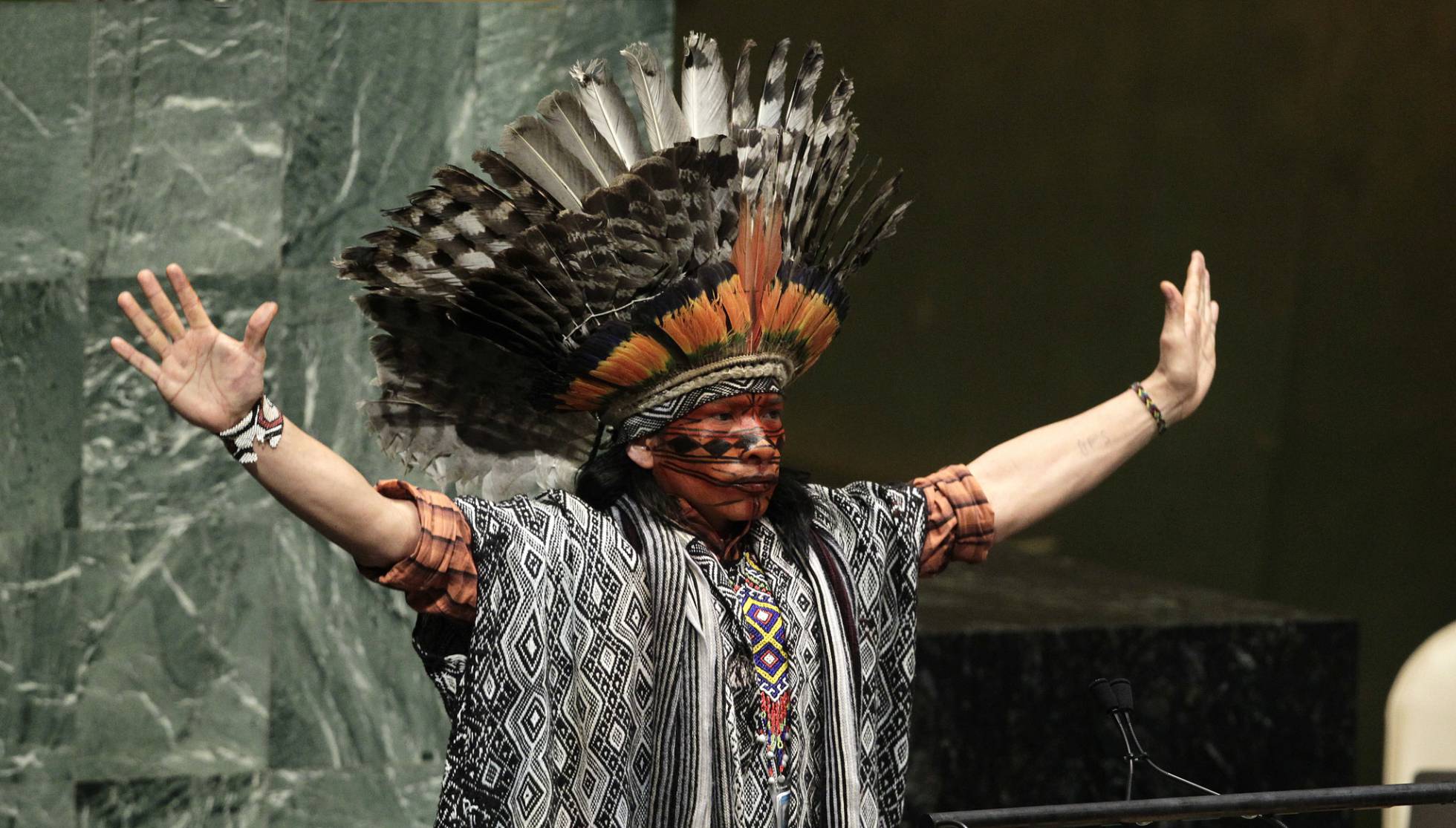 Nilson Tuwe Huni Kuĩ, líder indígena de la Amazonia brasileña, durante su intervención en un evento mundial sobre paz y diversidad religiosa en la sede de las Naciones Unidas de Nueva York, en febrero de 2013. DEVRA BERKOWITZ UN PHOTO