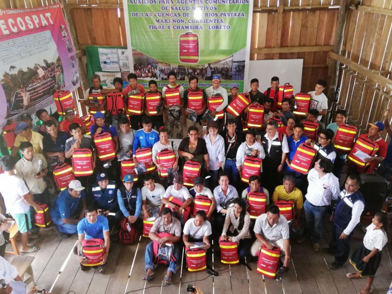 Imagen del promotores, apus y autoridades del sector salud con mochilas de emergencias y primeros auxilios. Foto: Puinamudt