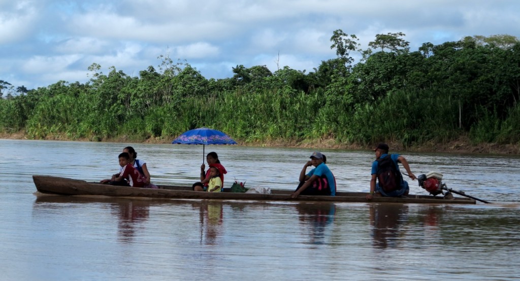 Familia navegando por el río Purús, en Ucayali. Foto: B.G.B.