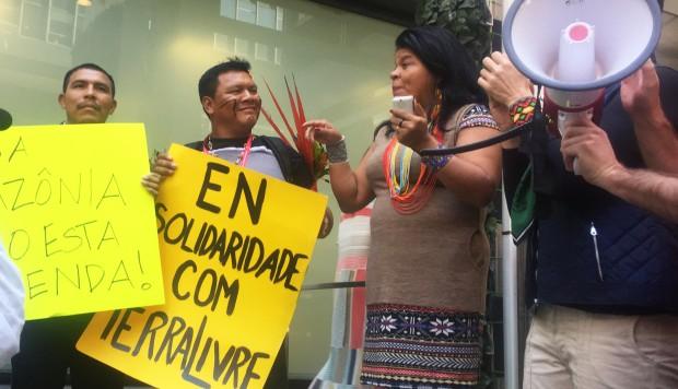 Activistas se manifiestan en Nueva York para expresar solidaridad con la resistencia indígena y con "Terra Livre", la movilización indígena nacional en Brasilia. Foto: AFP