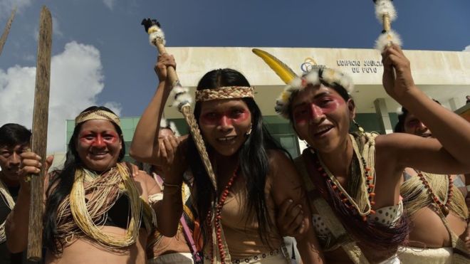 Image caption Los waorani festejaron la decisión que confirma su derecho a ser debidamente consultados sobre el uso de sus tierras. Imagen: GETTY IMAGES