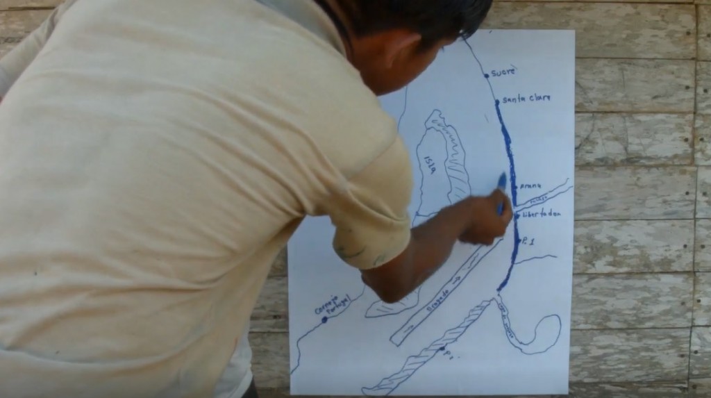 Indígena shipibo del río Ucayali, explicando sobre las afectaciones que el dragado tendrá para su río. Foto: Fernando Valdivia