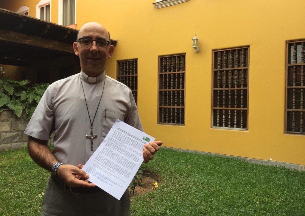 Monseñor David Martínez, minutos después de recibir la carta del FOSPA. Foto: Caaap