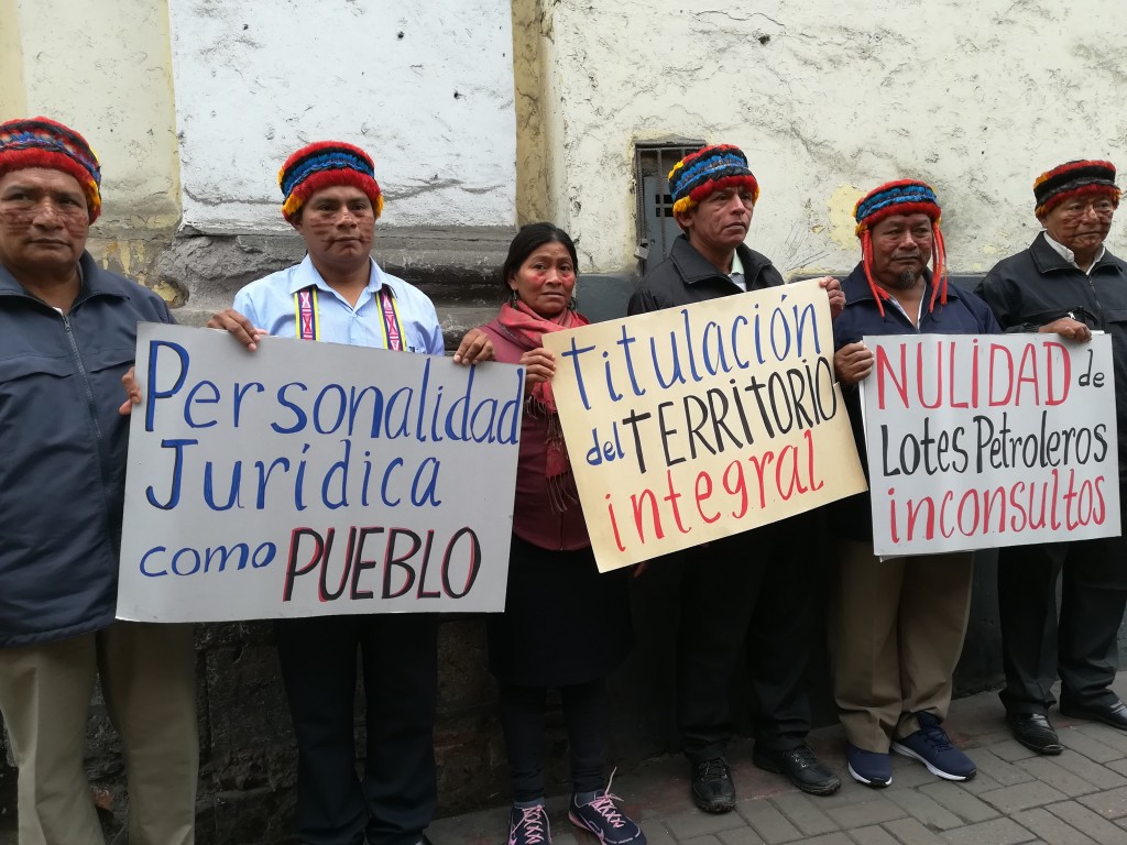 Representantes del pueblo achuar durante el plantón frente al TC. Foto: Débora Oddo