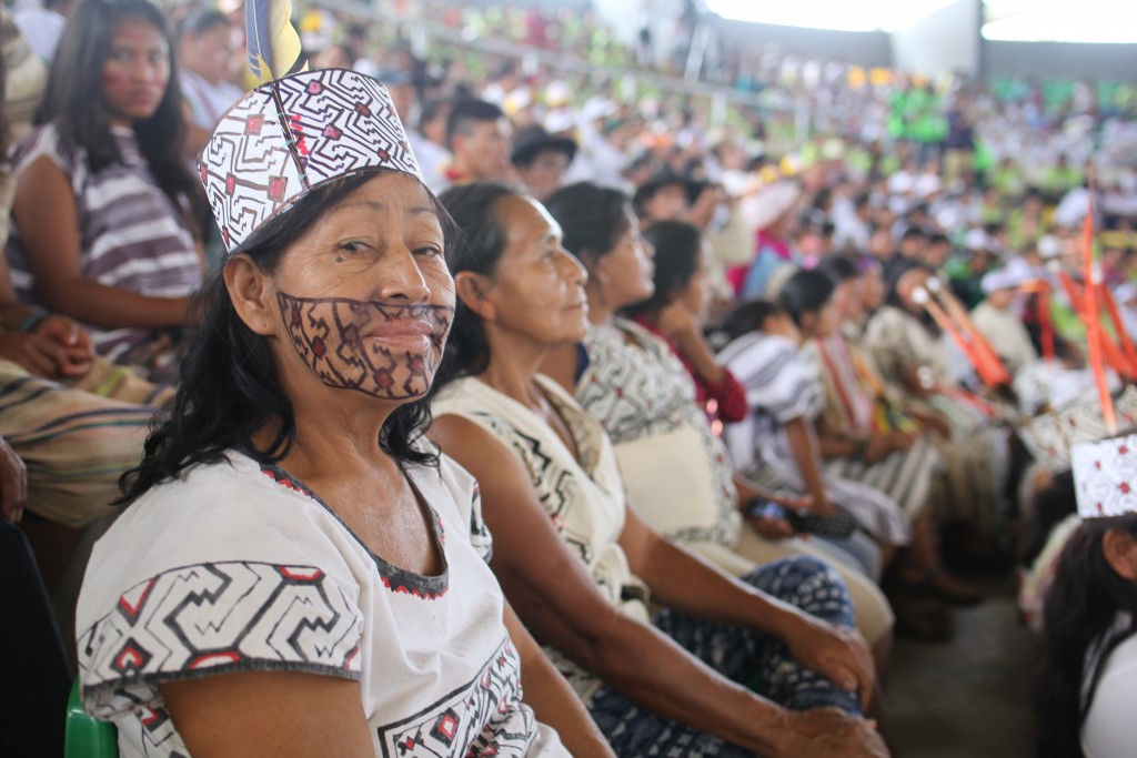 Mujer representante del pueblo indígena Yine, durante la visita del Papa Francisco a Puerto Maldonado. Foto: Santi Vedrí