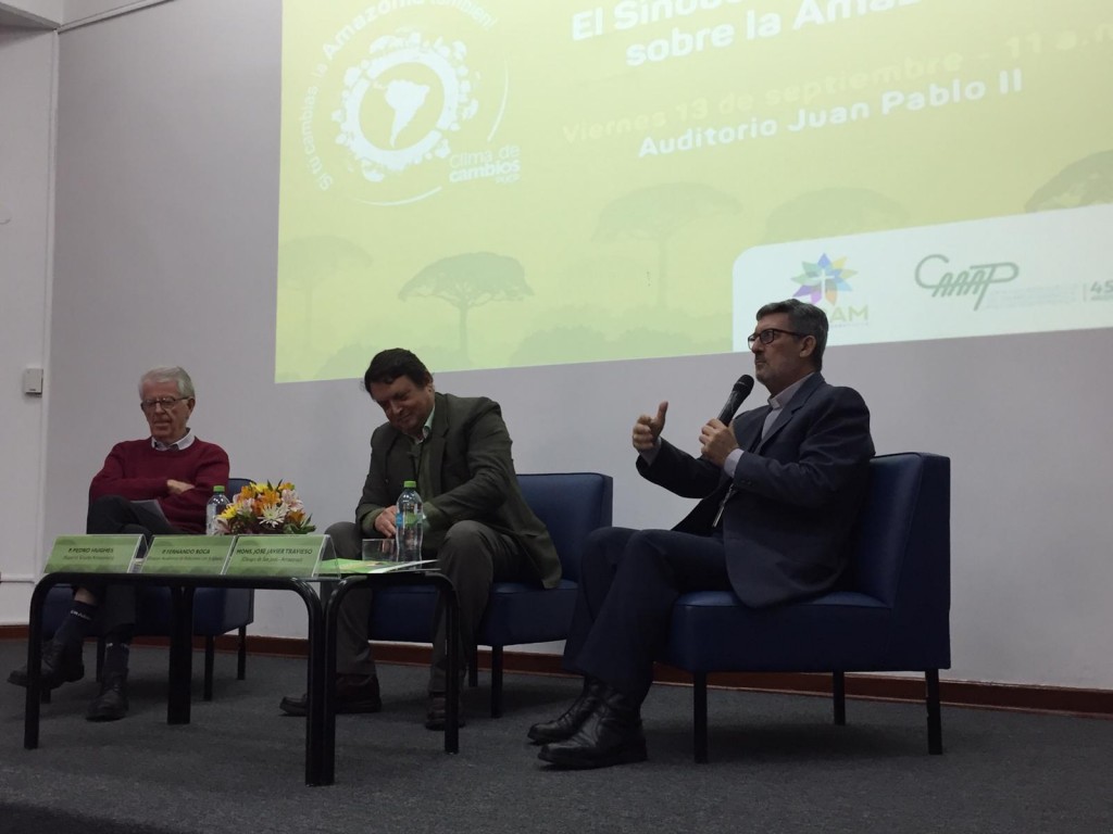 De izquierda a derecha, el Padre Pedro Hugues, el Padre Fernando Roca y Monseñor Javier Travieso durante el evento sobre el Sínodo de los Obispos. Foto: B.G.B. 