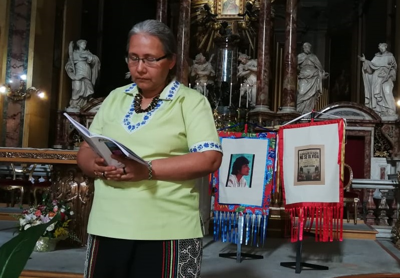 Patricia Blasco, misionera peruana, fuela encargada de dar lectura a los casos emblemáticos de Perú. Foto: BGB