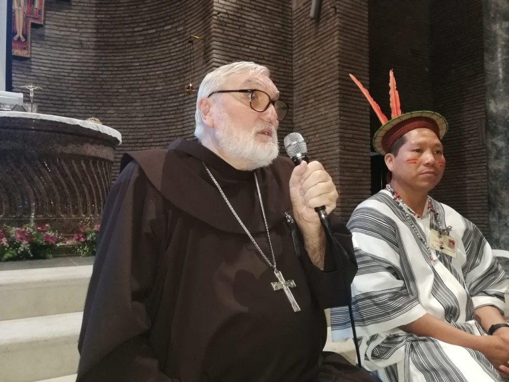 Monseñor Gerardo y Delio Siticonatzi, durante el encuentro que tuvo lugar en el Centro Juvenil San Lorenzo de Roma. Foto: Beatriz García