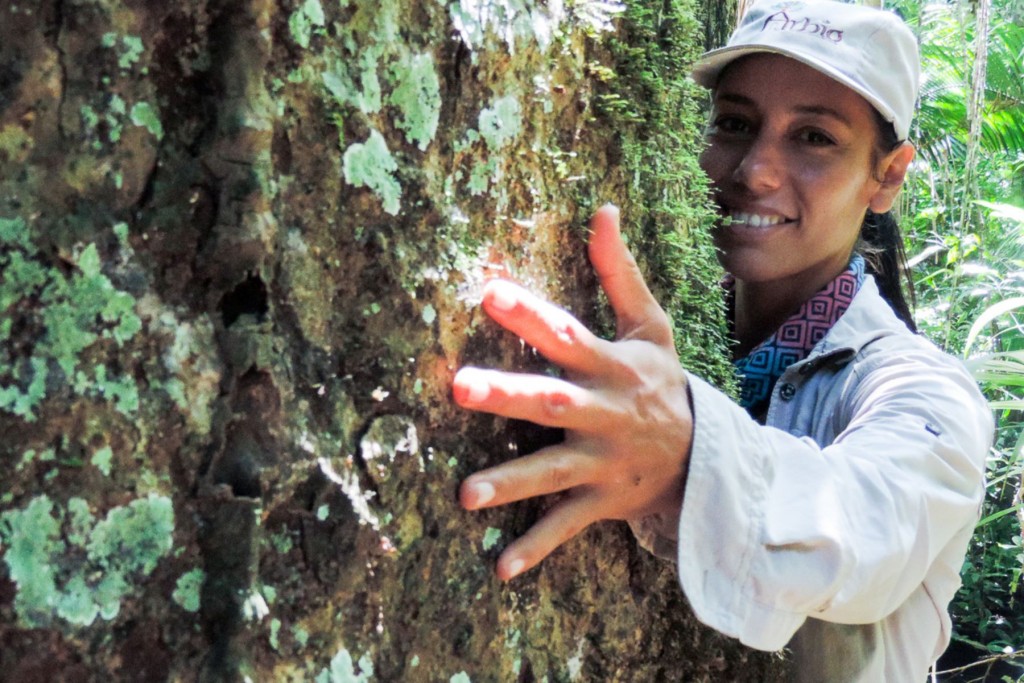 La peruana Tatiana Espinosa, directora ejecutiva de la Asociación para la Resiliencia para el Bosque Amazónico (Arbio), recibió el premio Jane Goodall en Nepal.  Foto: Andina