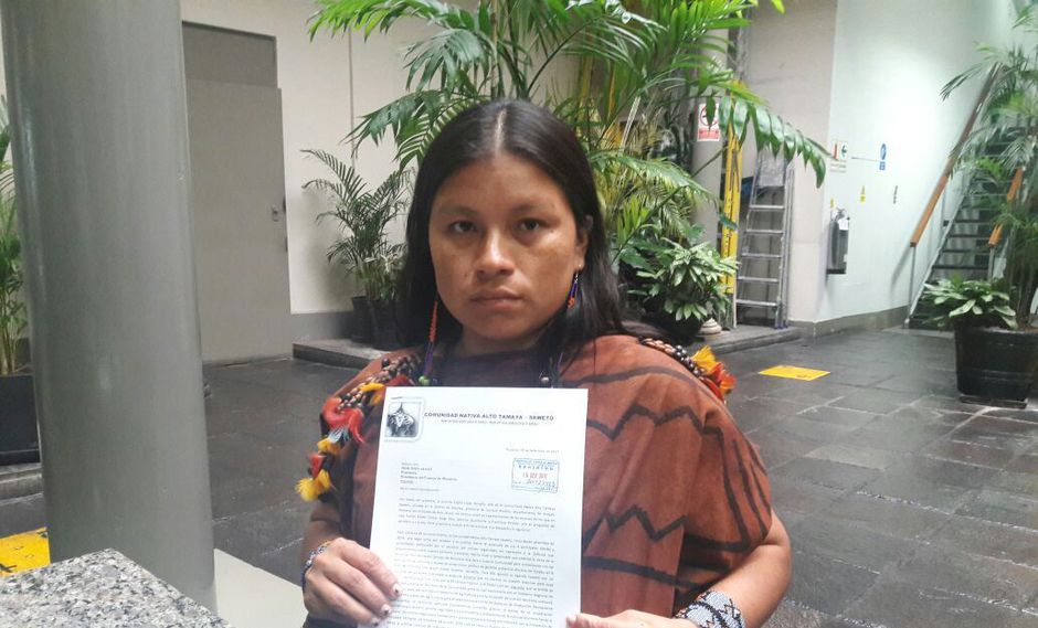 Díana Ríos, hija de Jorge Ríos, uno de los cuatro líderes indígenas asesinados en setiembre de 2014, solicita protección para comunidad de amenaza de taladores ilegales. Foto: Francesca García / El Comercio.