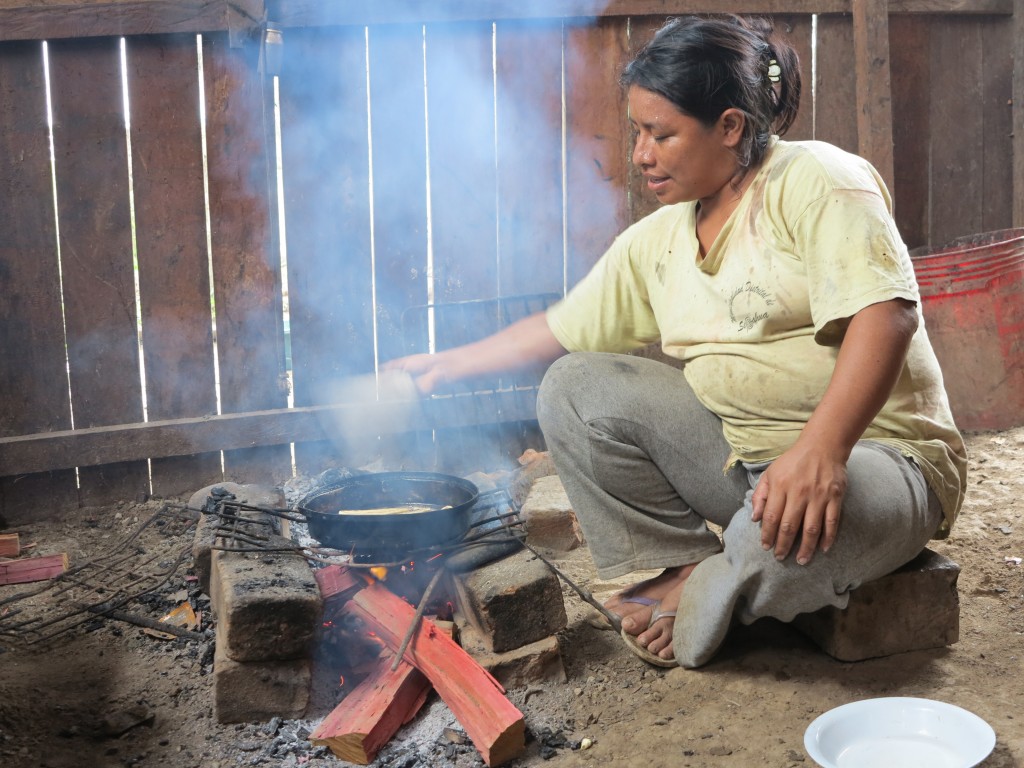 Lemaire Ayachi, cocinando en la candela. Río Mishahua (Ucayali). Foto Beatriz G. Blasco