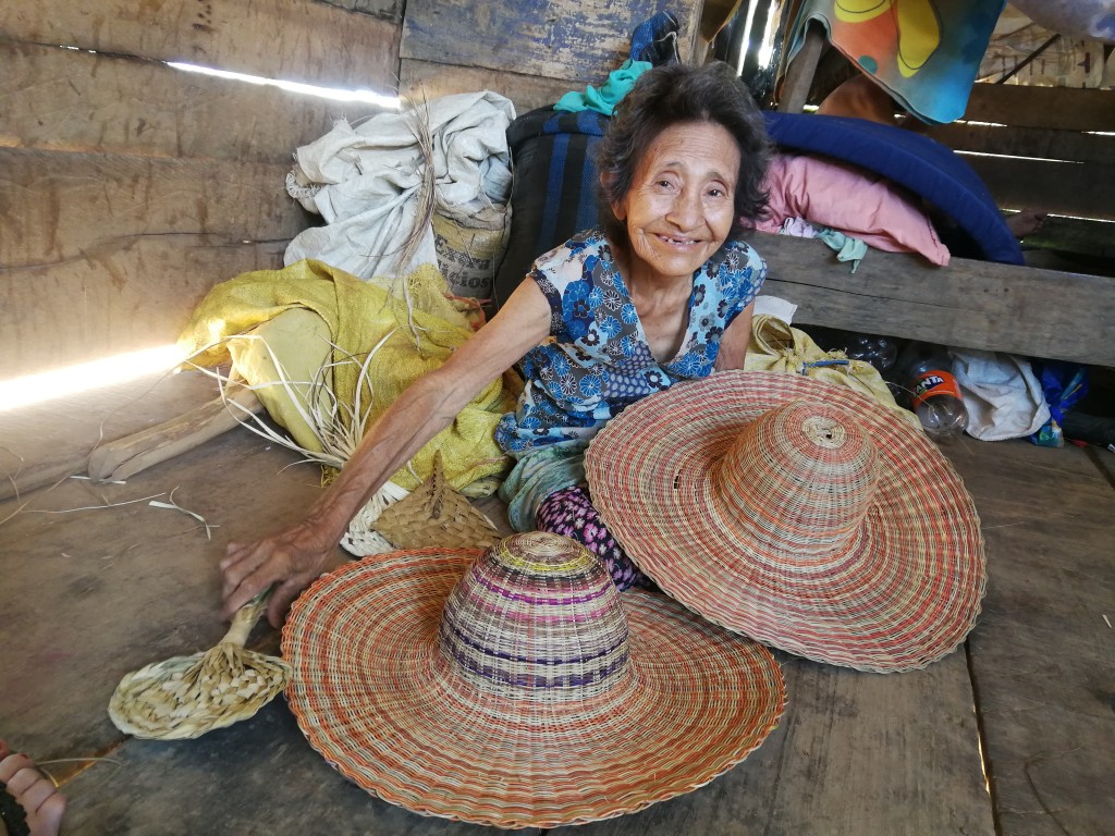 La maestra artesana Elsa Viaeja sigue trabajando día tras día en su casa de la comunidad nativa Palma Real. Foto: Beatriz García (CAAAP)
